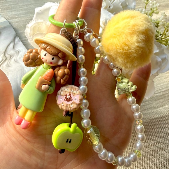 Little girl figure with cookie and apple charm - Picture 2 of 4